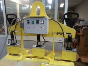 3 ElectroPermanent lifting magnets on spreader beam